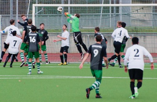 Benny boxt den Ball weg (1)